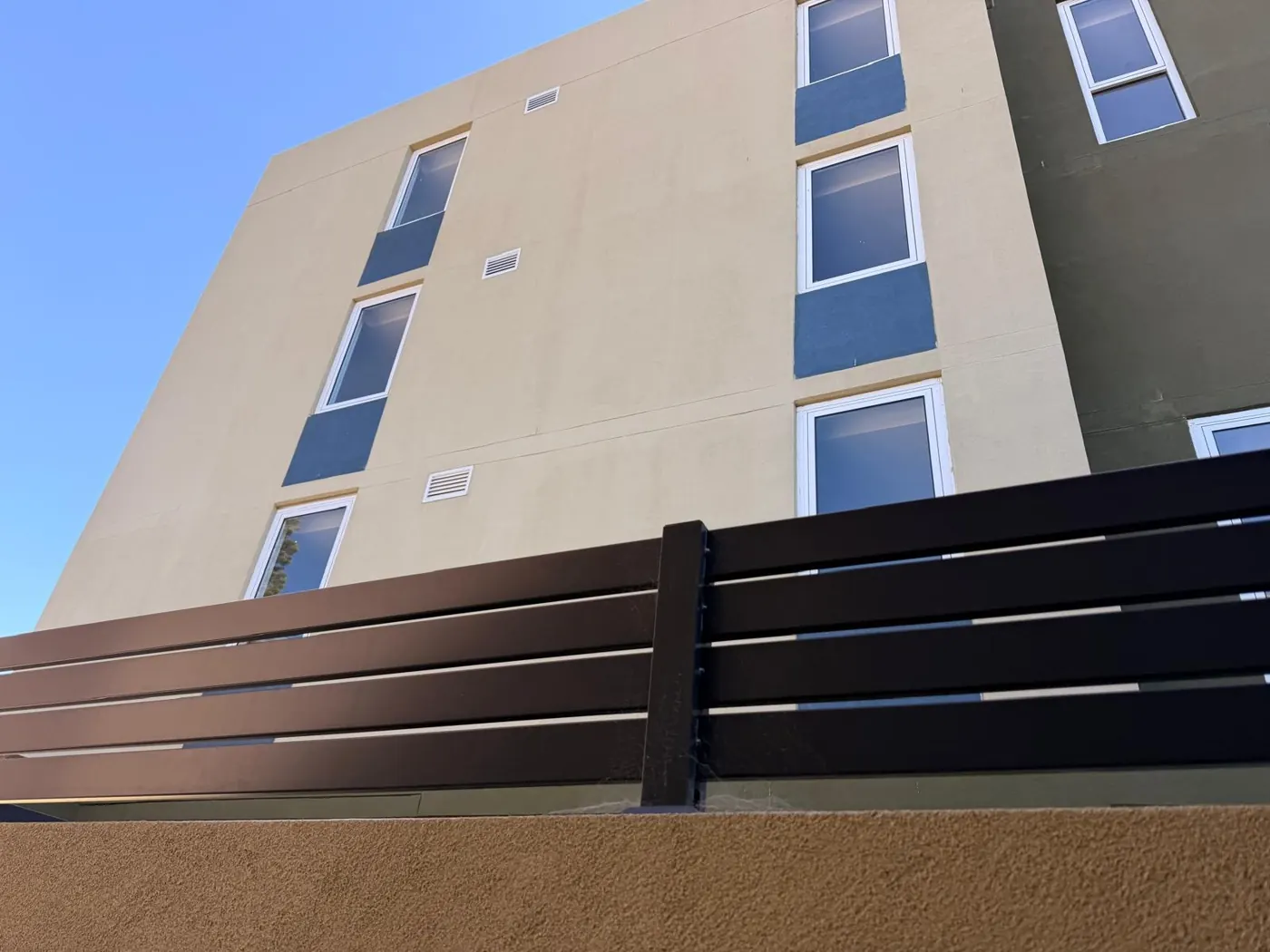 Four-storey residential building after render repairs and repainting, finished from the rope